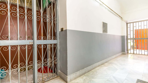 Red Comfort Flat near Garibaldi Station - Gallery - 15