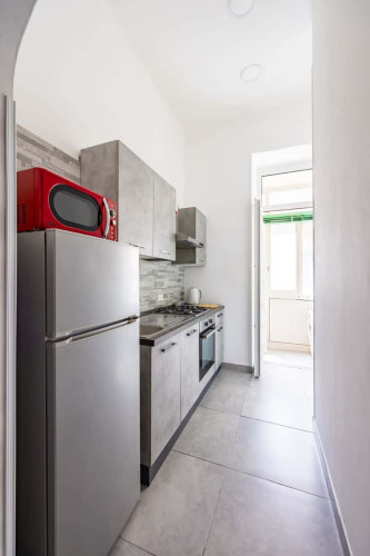 Red Comfort Flat near Garibaldi Station - Gallery - 9