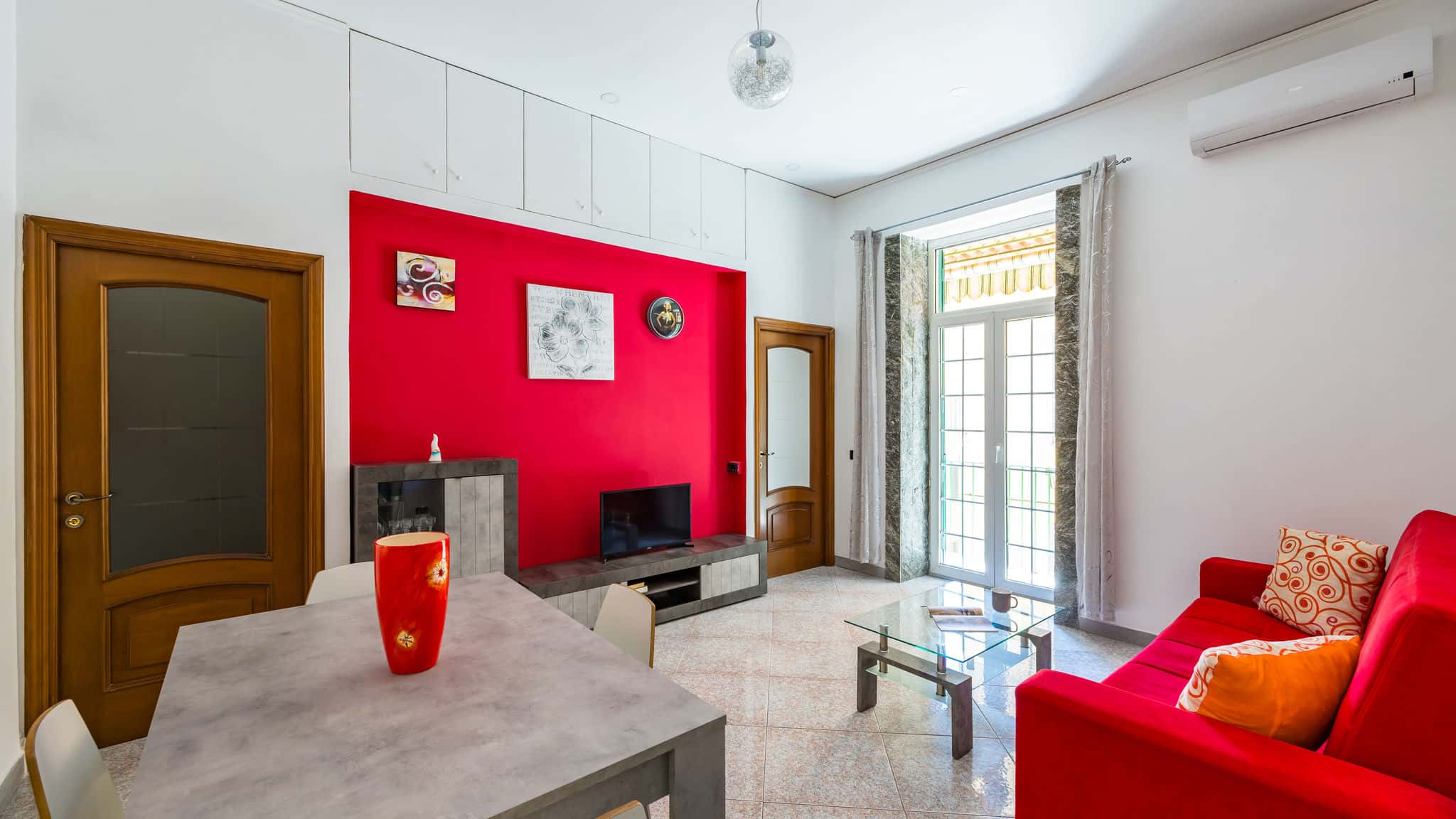 Red Comfort Flat Near Garibaldi Station - 1