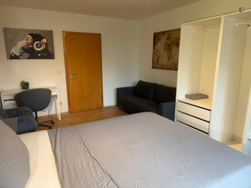Delightful double bedroom in Bilk