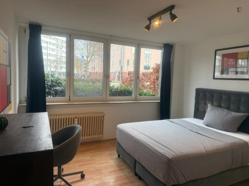 Delightful double bedroom in Bilk