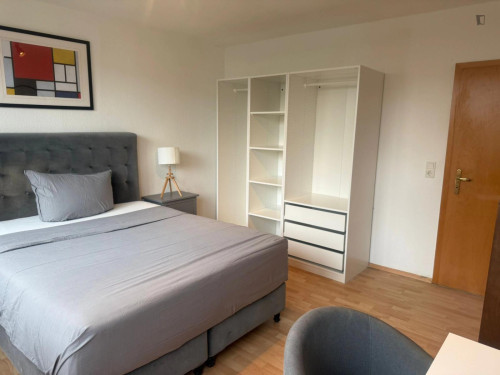 Delightful double bedroom in Bilk