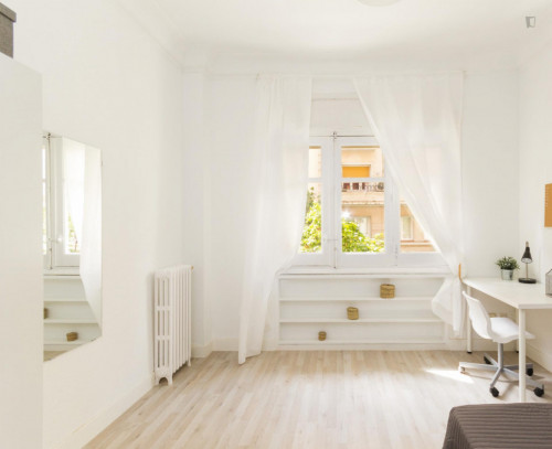 Spacious double bedroom near Islas Filipinas metro station