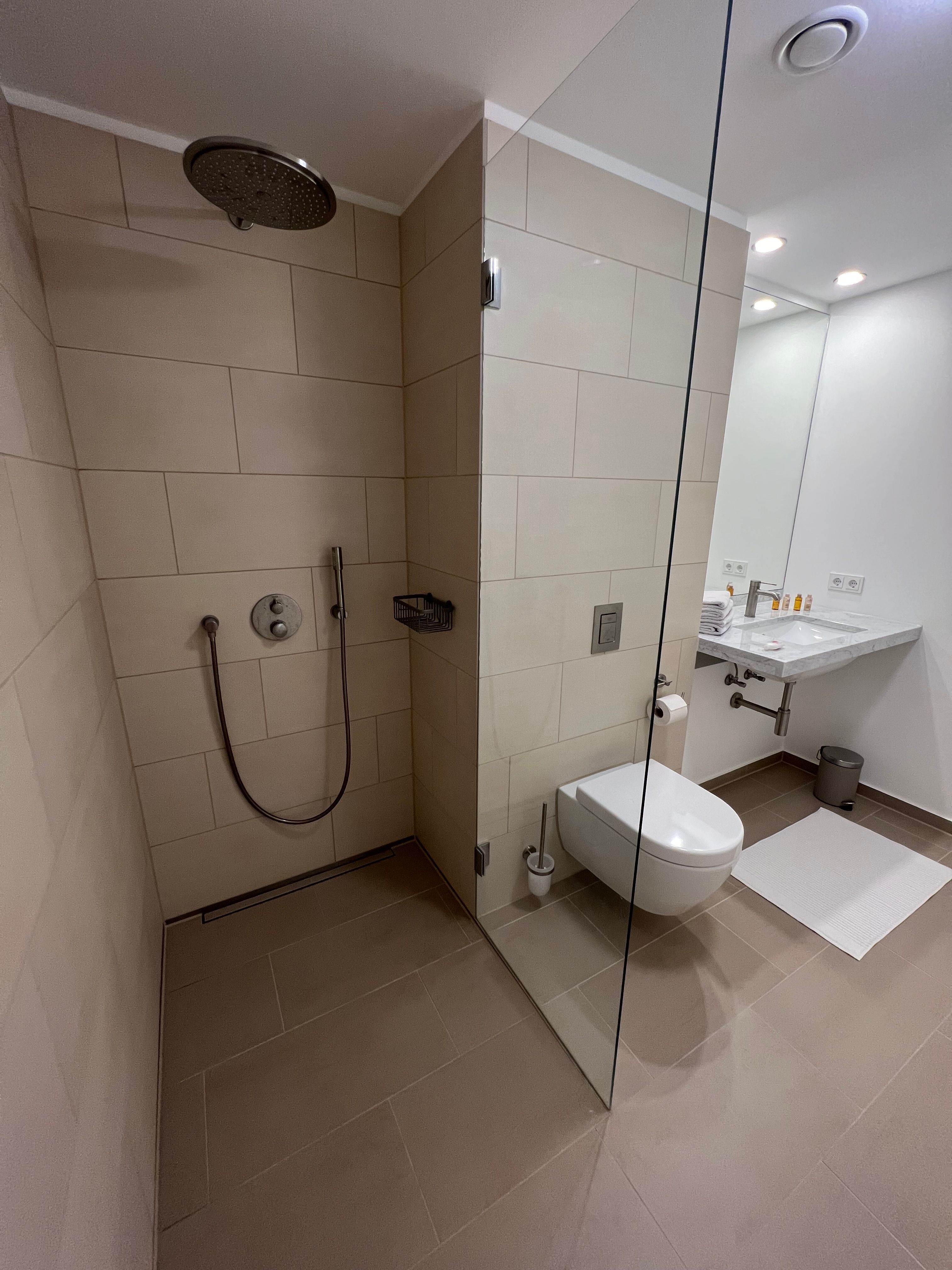  Premium Modern Two-Room Apartment In Top Location With Beautiful Views Of The River Spree, The Histo  -  Premium modern two-room Apartment in top location with beautiful views of the River Spree, the historic Berlin Wall and the Oberbaum Bridge  - Gallery -  10