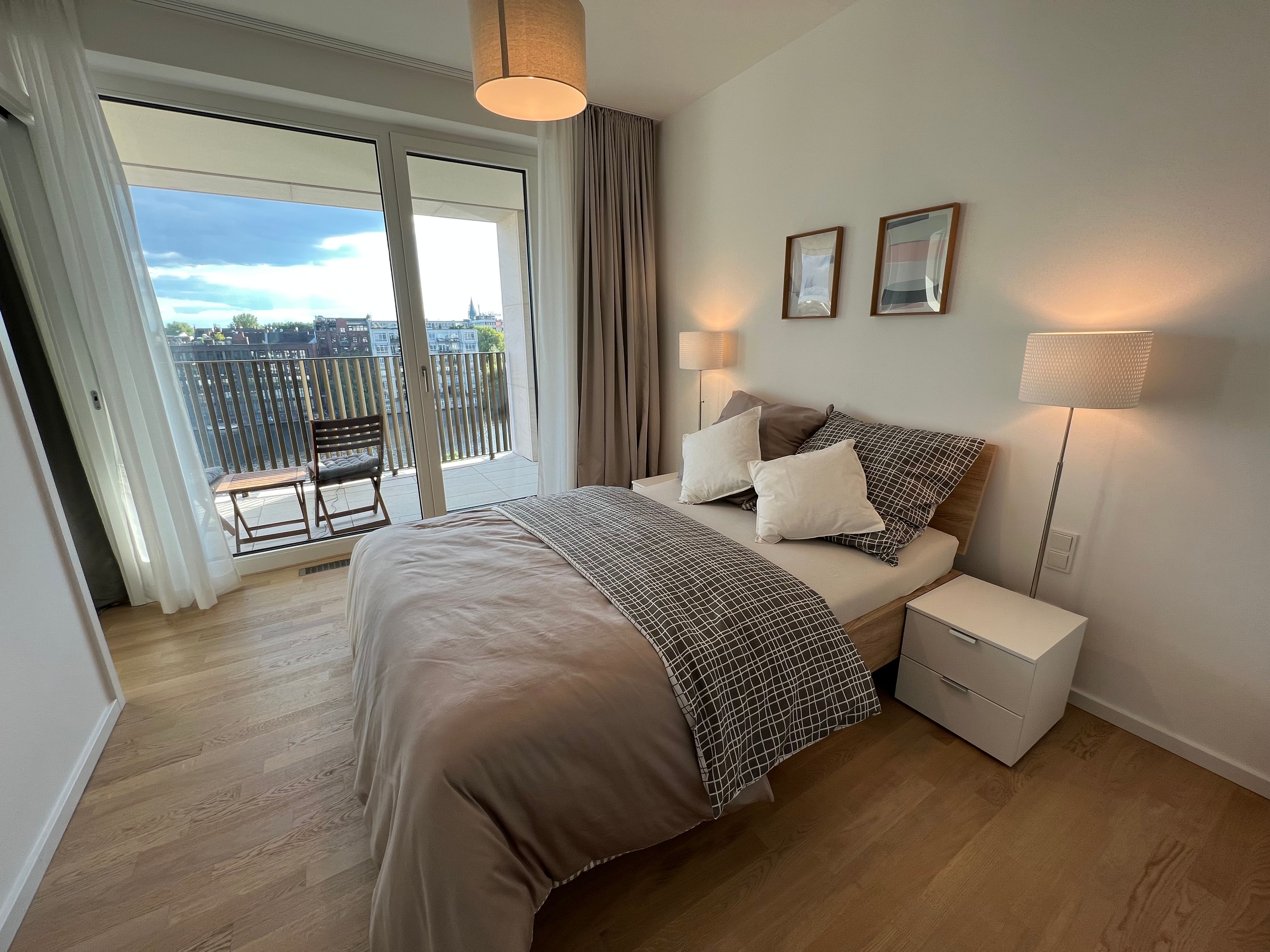  Premium Modern Two-Room Apartment In Top Location With Beautiful Views Of The River Spree, The Histo  -  Premium modern two-room Apartment in top location with beautiful views of the River Spree, the historic Berlin Wall and the Oberbaum Bridge  - Gallery -  1