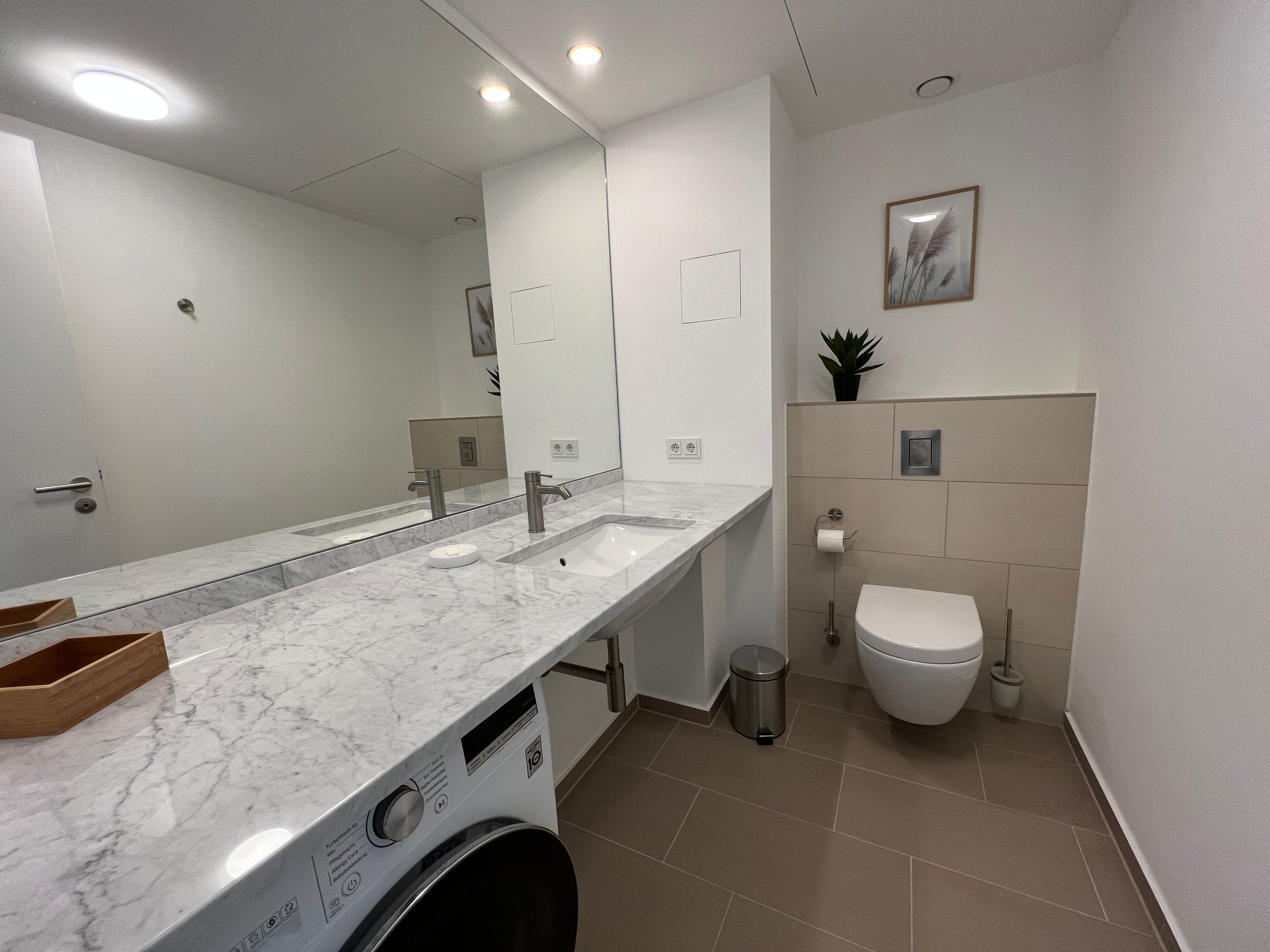  Premium Two-Room Apartment With Beautiful Views Of The River Spree, Historical Berlin Wall And The O  -  Premium two-room Apartment with beautiful views of the River Spree, historical Berlin Wall and the Oberbaum Bridge in top location  - Gallery -  24