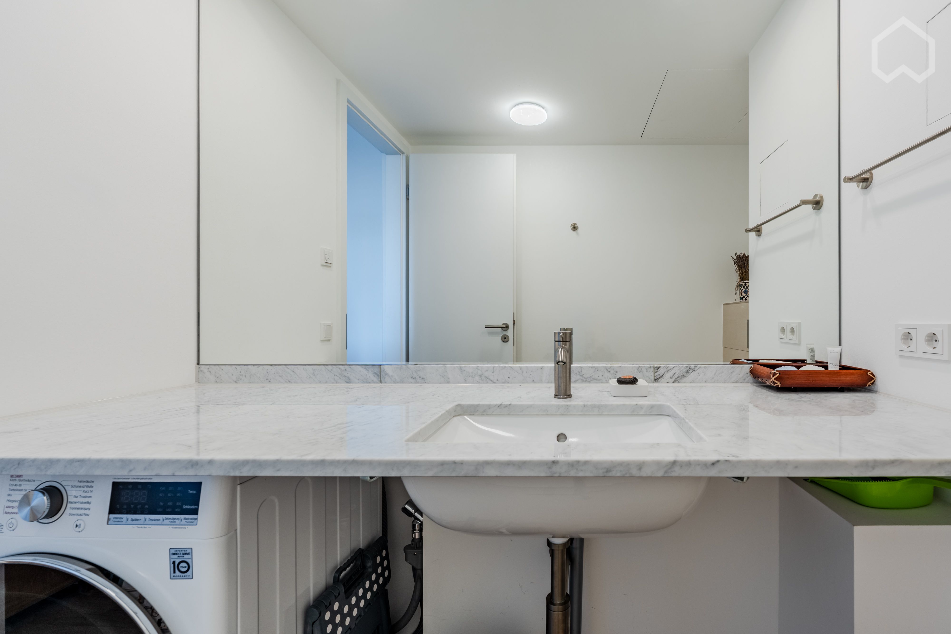  Premium Two-Room Apartment With Beautiful Views Of The River Spree, Historical Berlin Wall And The O  -  Premium two-room Apartment with beautiful views of the River Spree, historical Berlin Wall and the Oberbaum Bridge in top location  - Gallery -  23