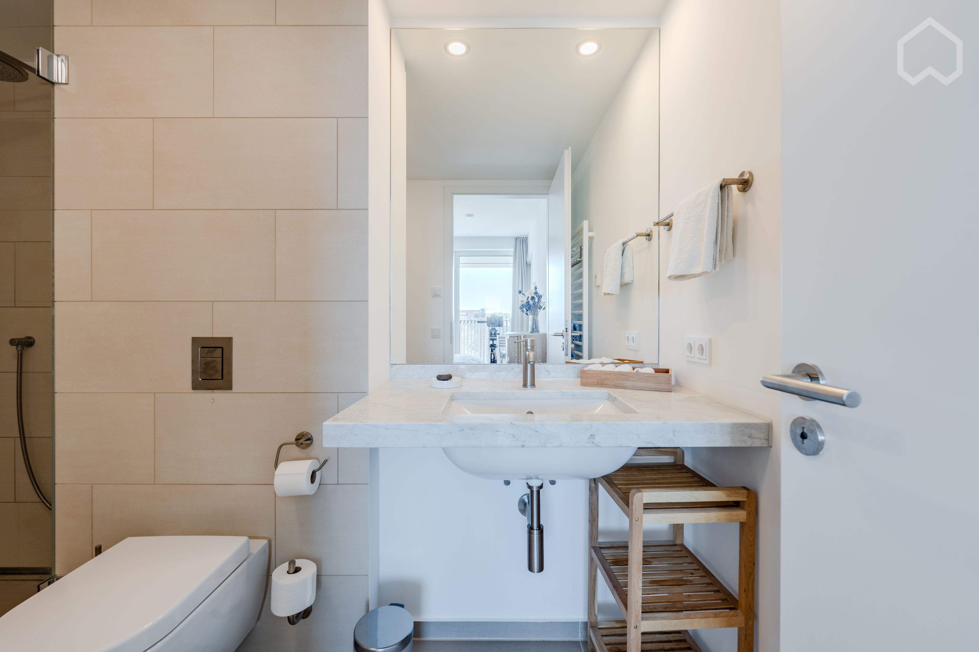  Premium Two-Room Apartment With Beautiful Views Of The River Spree, Historical Berlin Wall And The O  -  Premium two-room Apartment with beautiful views of the River Spree, historical Berlin Wall and the Oberbaum Bridge in top location  - Gallery -  29