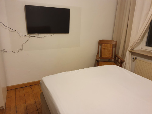 Very lovely apartment with south facing balcony and high ceilings in central location