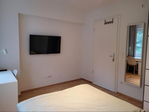 Comfy double bedroom near Annemirl-Bauer-Platz