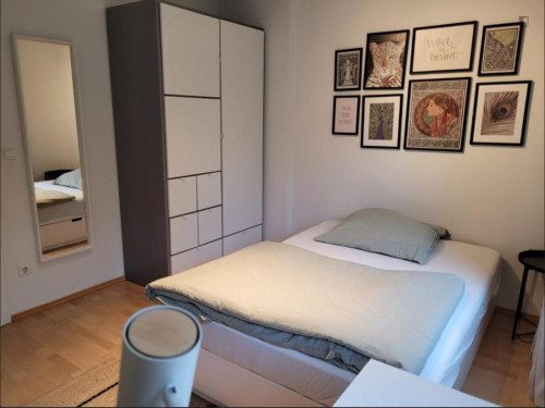 Comfy double bedroom near Annemirl-Bauer-Platz
