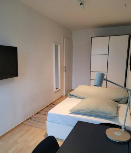 Inviting double bedroom near Annemirl-Bauer-Platz