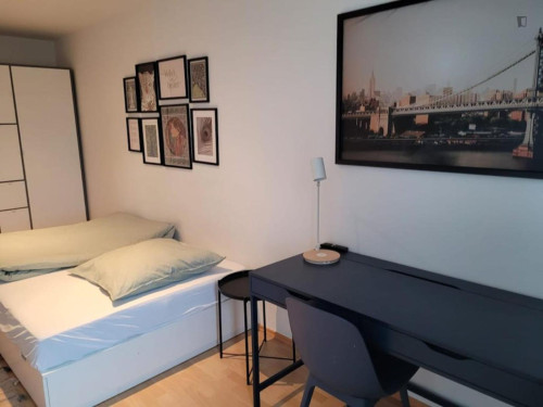 Inviting double bedroom near Annemirl-Bauer-Platz