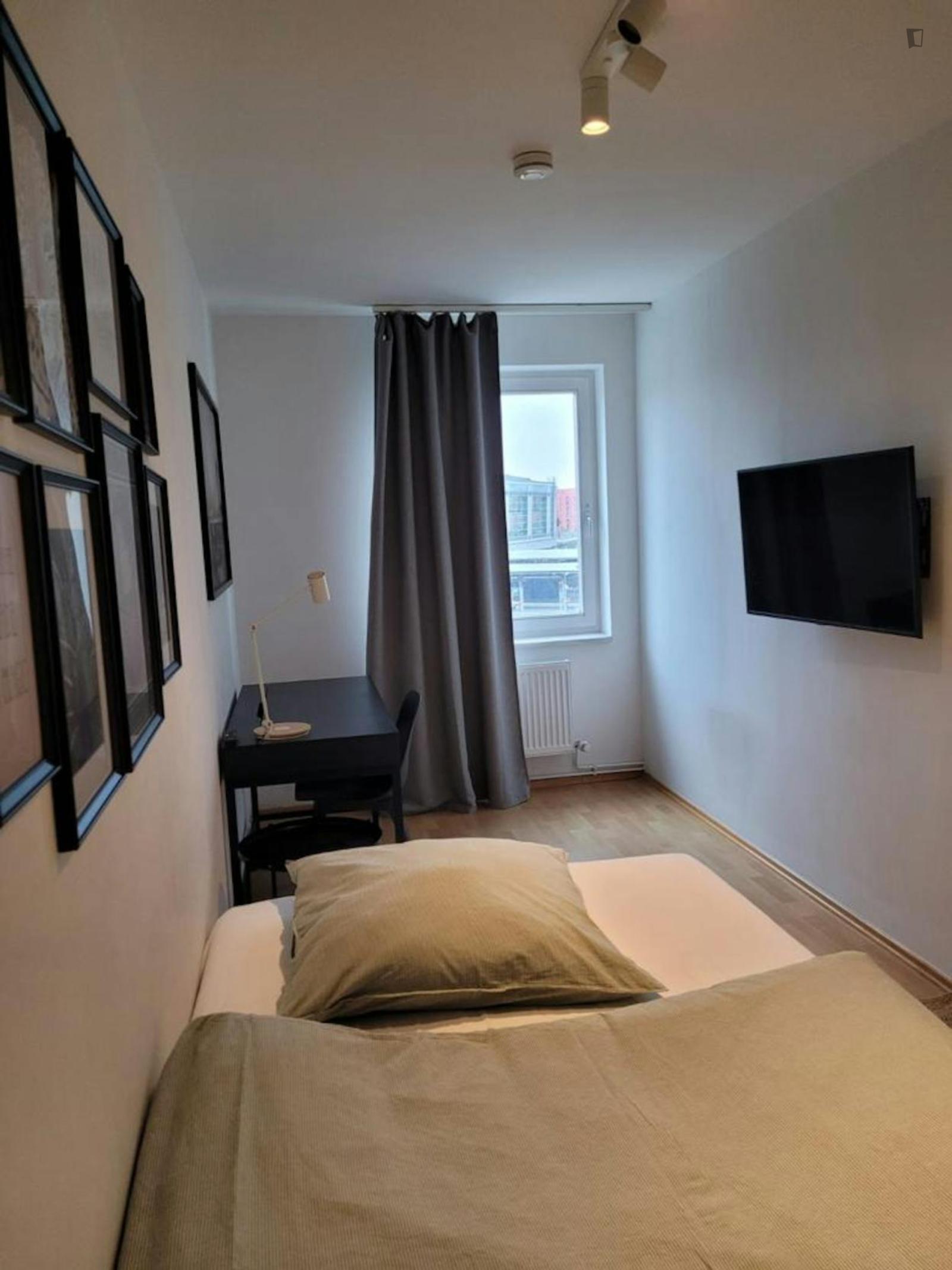 Inviting Double Bedroom Near Annemirl-Bauer-Platz - Inviting double bedroom near Annemirl-Bauer-Platz - Gallery - 1