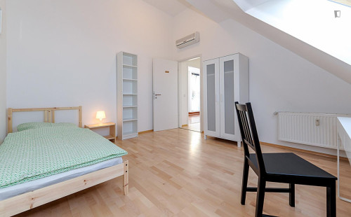 Large single bedroom near Tempelhofer Feld