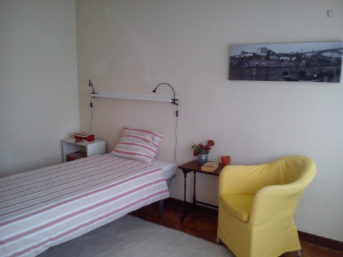 Pleasant twin bedroom in a 4-bedroom flat, near Faculdade de Economia da Universidade do Porto