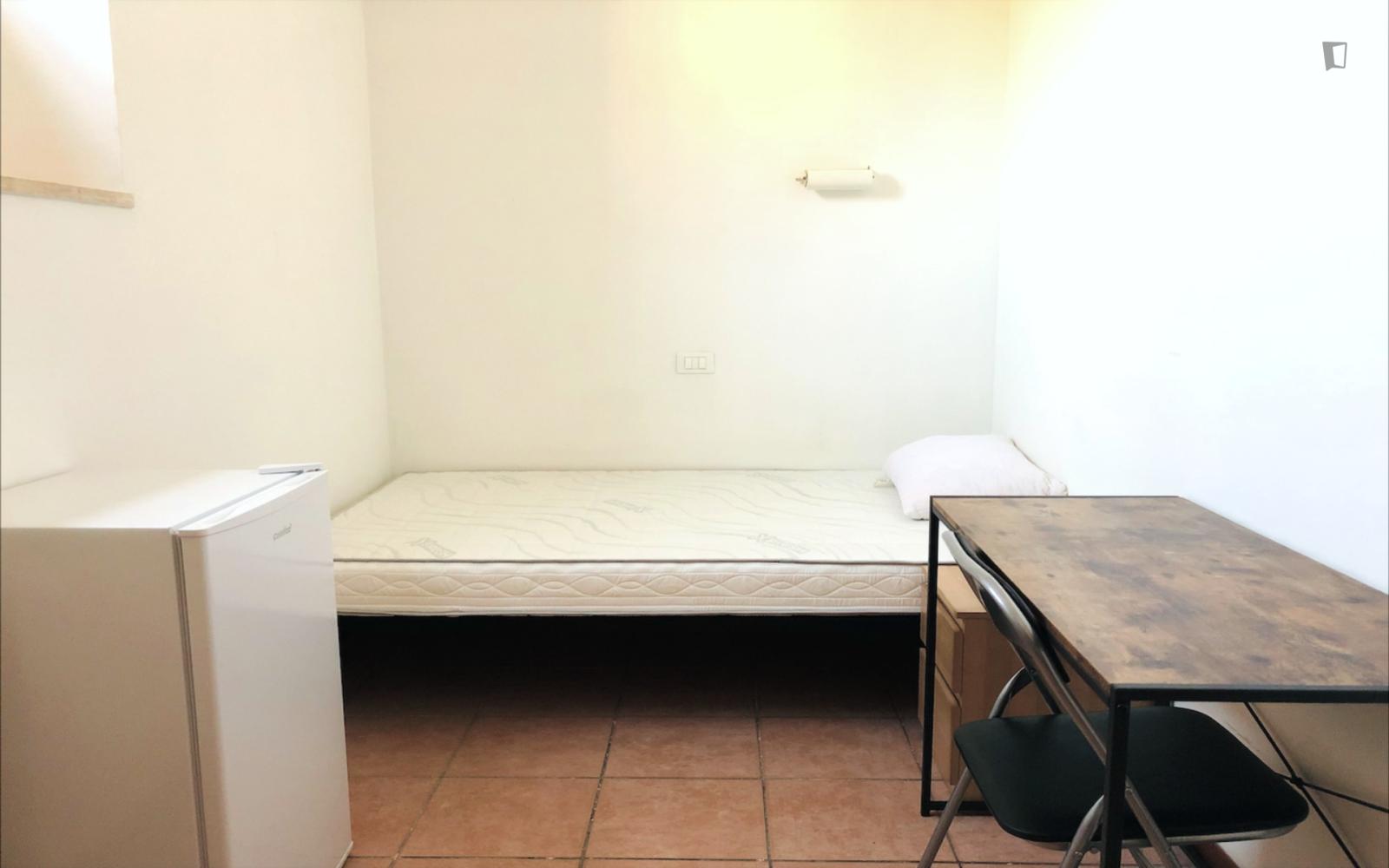  Nice Single Bedroom Near Piazza Filippo Andrea Doria Pamphili  -  Nice single bedroom near Piazza Filippo Andrea Doria Pamphili  - Gallery -  1