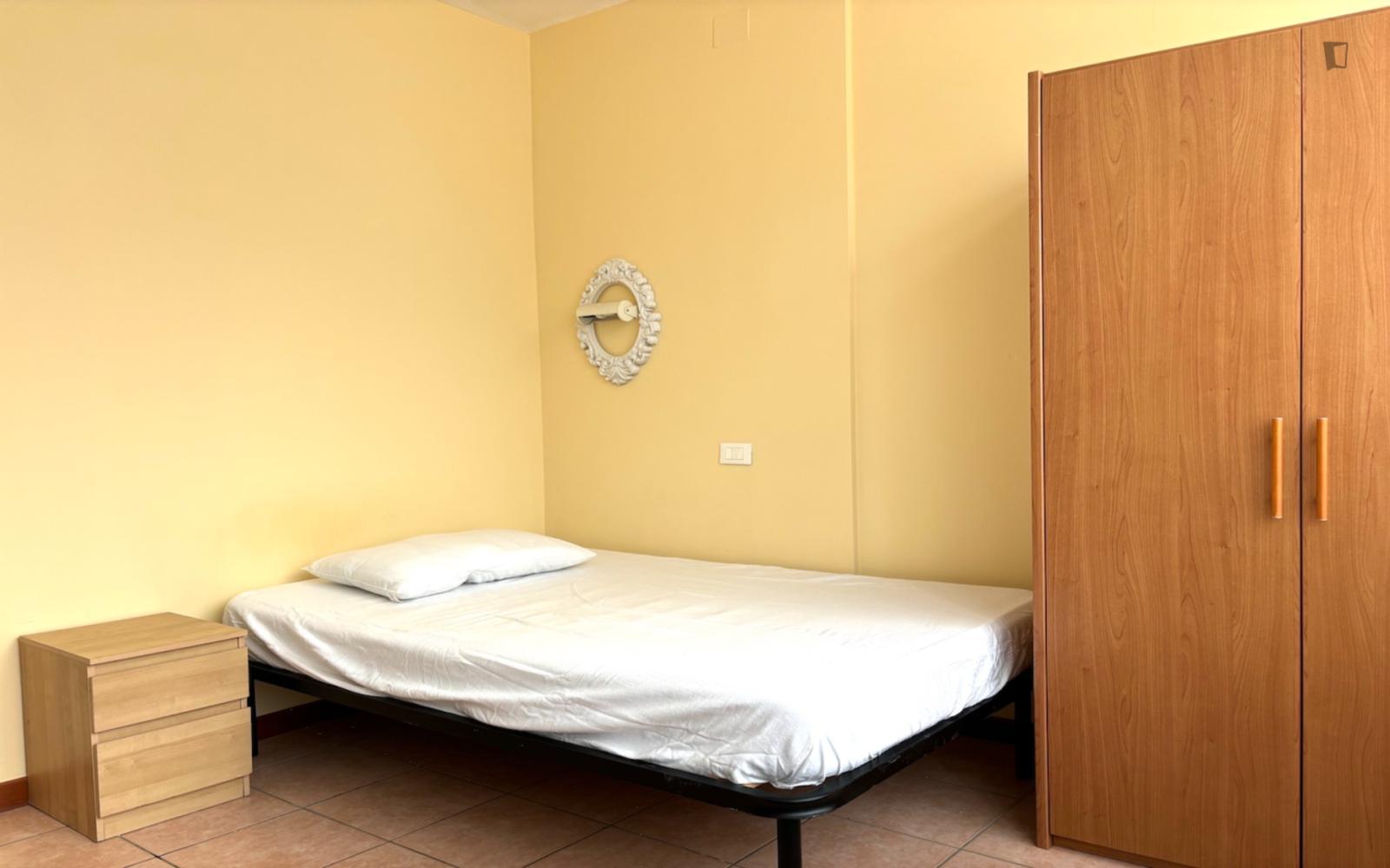 Inviting Single Bedroom With Private Bathroom Near Parco Piazza Puricelli - Inviting single bedroom with private bathroom near Parco Piazza Puricelli - Gallery - 1