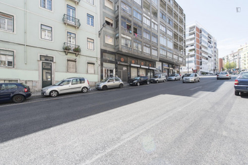 Small single bedroom in student apartment near metro and IST