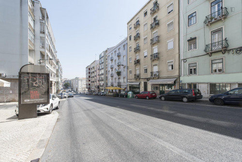 Small single bedroom in student apartment near metro and IST