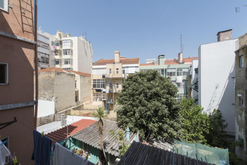 Small single bedroom in student apartment near metro and IST