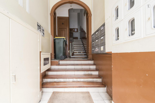 Small single bedroom in student apartment near metro and IST