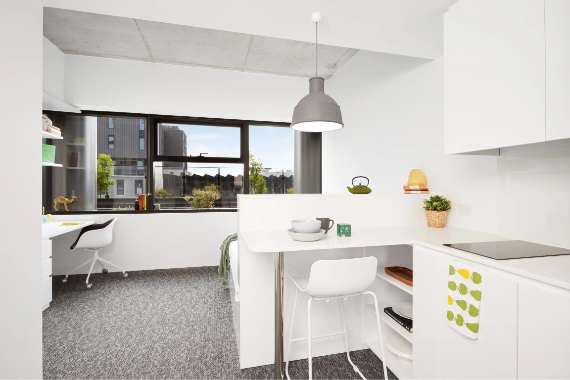 Double Bed, Signature Plus Studio Apartment, Premium View - Scape Carlton - Gallery - 4