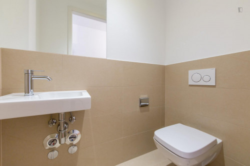 Double bedroom in 4-bedroom apartment