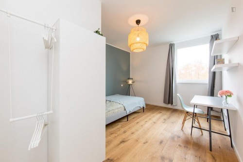 Double bedroom in 4-bedroom apartment