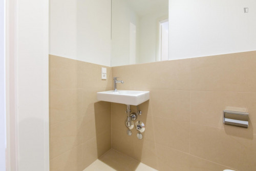 Double bedroom in 4-bedroom apartment