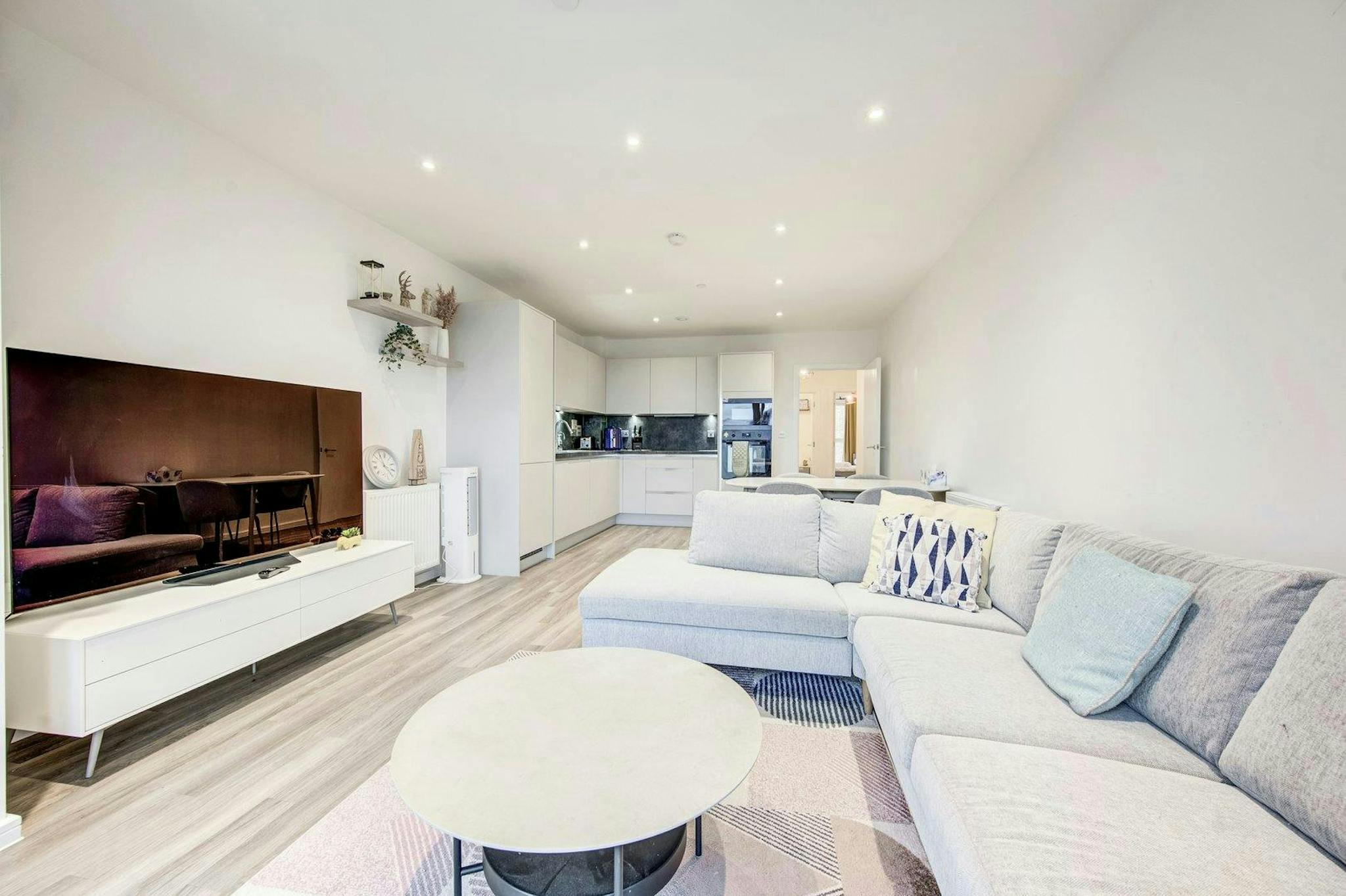  Entire Place  -  Selbourne Avenue, Hounslow  - Gallery -  1