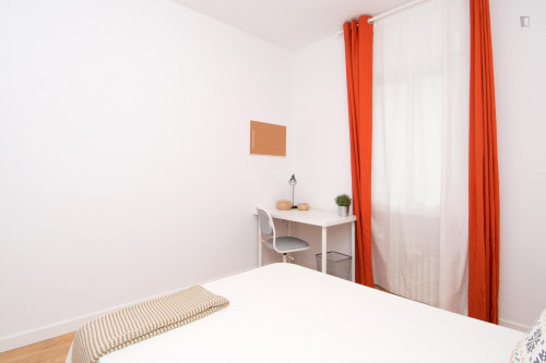 Comfortable double bedroom in Cuatro Caminos