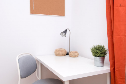 Comfortable double bedroom in Cuatro Caminos