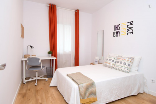 Comfortable double bedroom in Cuatro Caminos