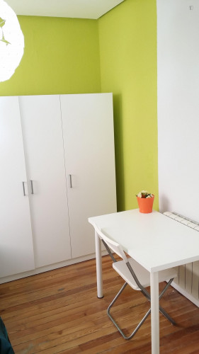 Cool double bedroom in well-connected Trafalgar neighbourhood