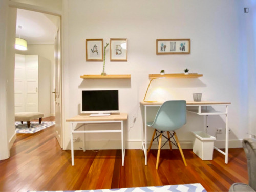 Single bedroom, with balcony, in 5-bedroom apartment - Gallery - 106