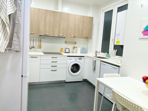 Single bedroom, with balcony, in 5-bedroom apartment - Gallery - 60
