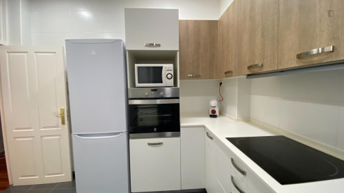 Single bedroom, with balcony, in 5-bedroom apartment - Gallery - 12