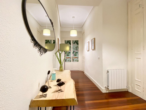 Single bedroom, with balcony, in 5-bedroom apartment - Gallery - 110
