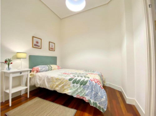 Single bedroom, with balcony, in 5-bedroom apartment - Gallery - 100