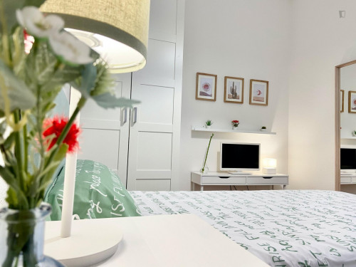 Single bedroom, with balcony, in 5-bedroom apartment - Gallery - 88