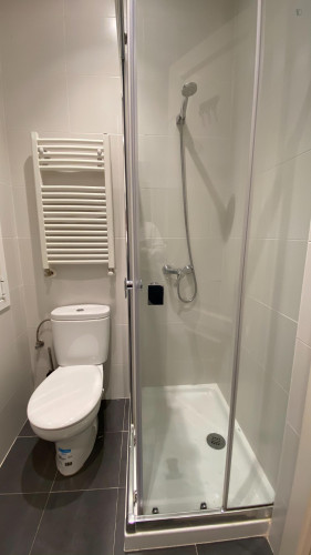 Single bedroom, with balcony, in 5-bedroom apartment - Gallery - 15