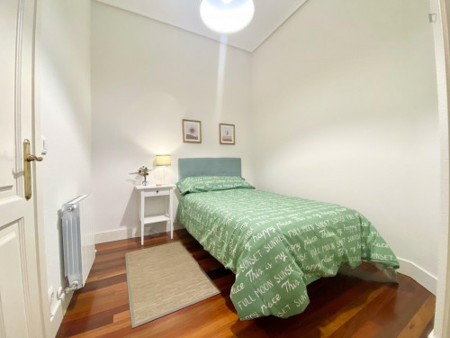 Single bedroom, with balcony, in 5-bedroom apartment - Gallery - 93