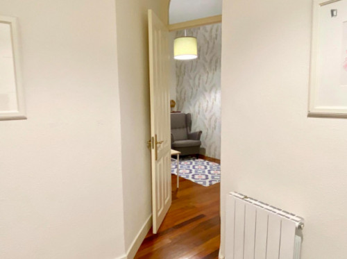 Single bedroom, with balcony, in 5-bedroom apartment - Gallery - 102