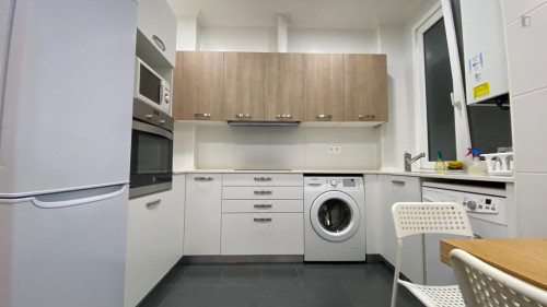 Single bedroom, with balcony, in 5-bedroom apartment - Gallery - 11