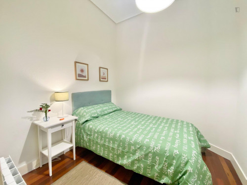 Single bedroom, with balcony, in 5-bedroom apartment - Gallery - 94