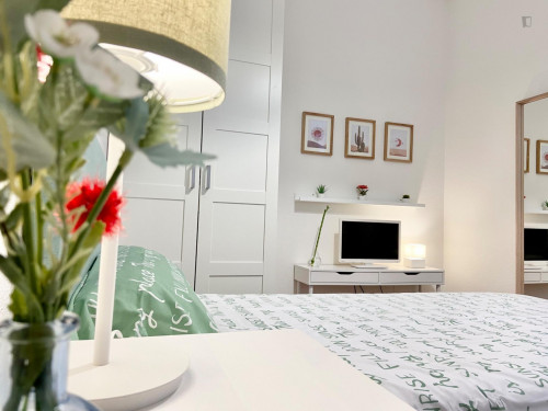 Single bedroom, with balcony, in 5-bedroom apartment