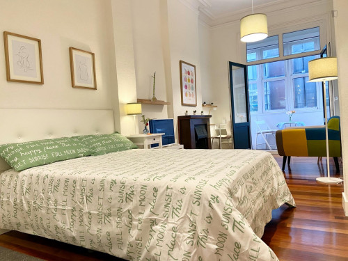 Single bedroom, with balcony, in 5-bedroom apartment - Gallery - 75