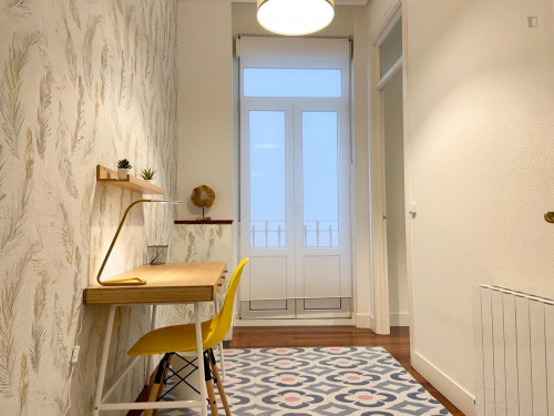 Single bedroom, with balcony, in 5-bedroom apartment