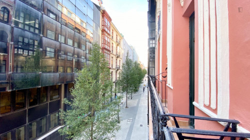 Single bedroom, with balcony, in 5-bedroom apartment - Gallery - 115